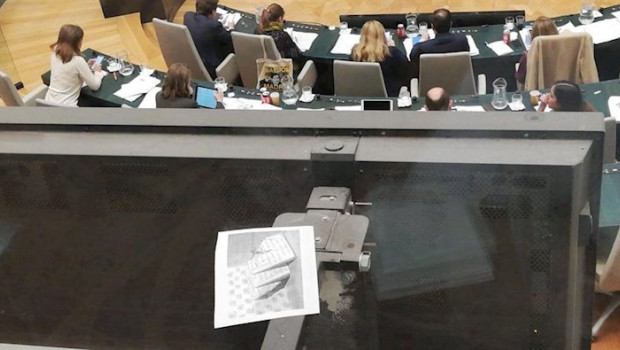 ep cuartillas al grito ni una menos en el pleno de cibeles