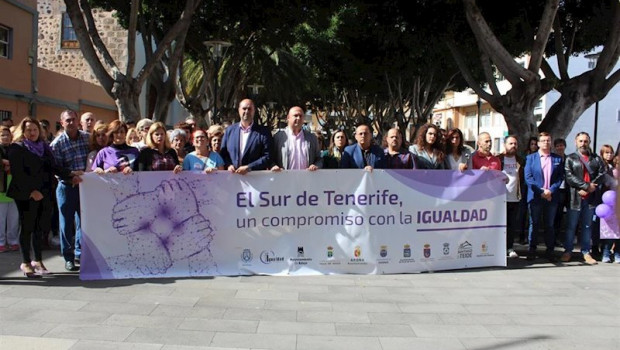 ep el alcalde de granadilla jose domingo regalado en los actos de repulsa por el asesinato cometido