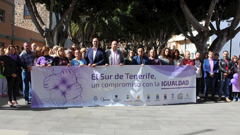 ep el alcalde de granadilla jose domingo regalado en los actos de repulsa por el asesinato cometido ep el alcalde de granadilla jose domingo regalado en los actos de repulsa por el asesinato cometido
