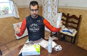ep el atleta lorenzo albadalejo tras recibir su kit de material sanitario contra el coronavirus