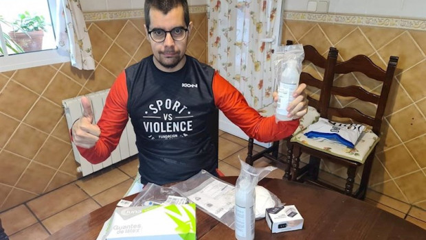 ep el atleta lorenzo albadalejo tras recibir su kit de material sanitario contra el coronavirus