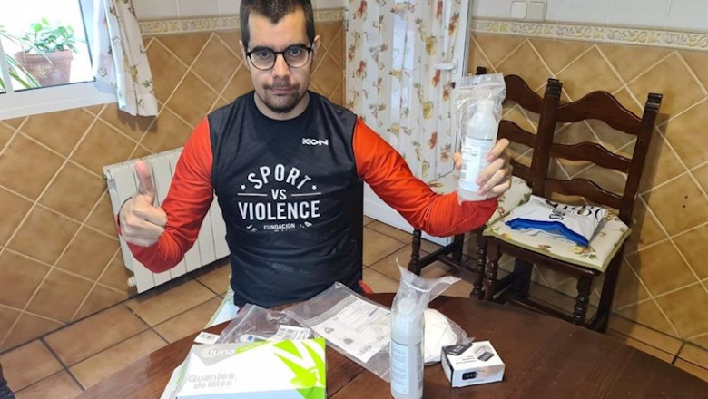 ep el atleta lorenzo albadalejo tras recibir su kit de material sanitario contra el coronavirus ep el atleta lorenzo albadalejo tras recibir su kit de material sanitario contra el coronavirus