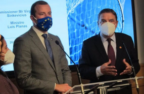 ep el comisario europeo para el medio ambiente oceanos y pesca virginijus sinkevicius y el ministro
