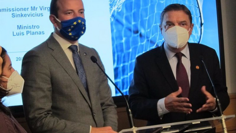 ep el comisario europeo para el medio ambiente oceanos y pesca virginijus sinkevicius y el ministro