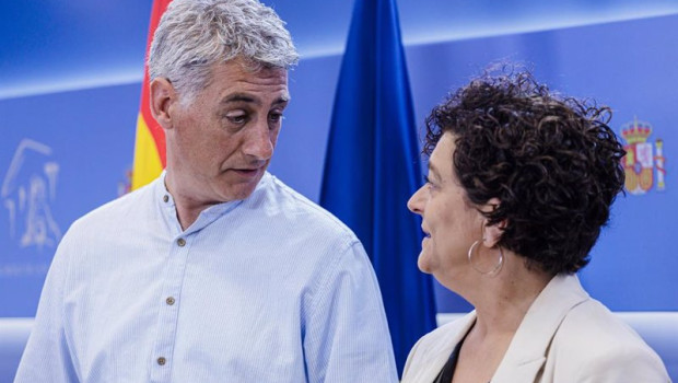 ep el portavoz presupuestario de eh bildu oskar matute y la portavoz de erc pilar vallugera durante