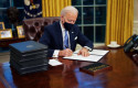 ep el presidente de estados unidos joe biden firma sus primeros decretos en el despacho oval