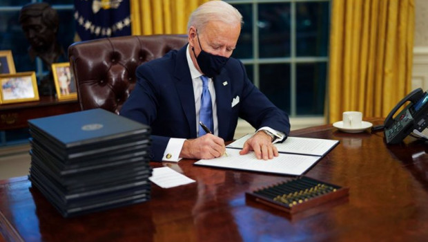 ep el presidente de estados unidos joe biden firma sus primeros decretos en el despacho oval