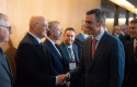 ep el presidente del gobierno pedro sanchez d saluda al presidente del banco sabadell josep oliu i