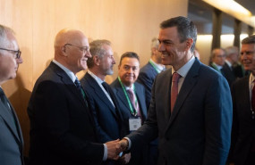 ep el presidente del gobierno pedro sanchez d saluda al presidente del banco sabadell josep oliu i