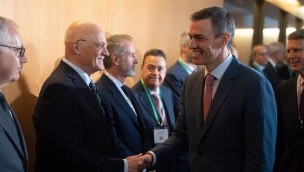 ep el presidente del gobierno pedro sanchez d saluda al presidente del banco sabadell josep oliu i