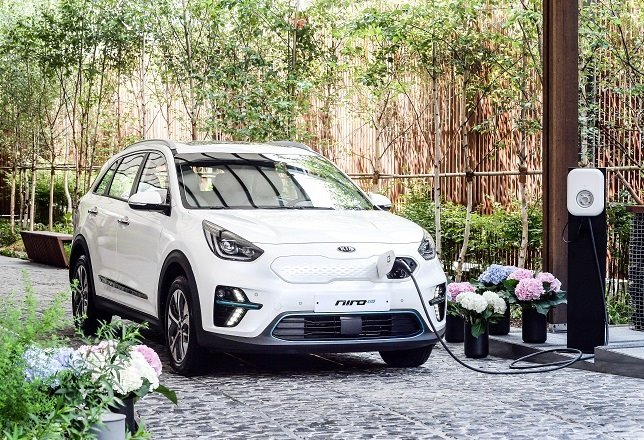 ep imagen de un kia niro cargandose