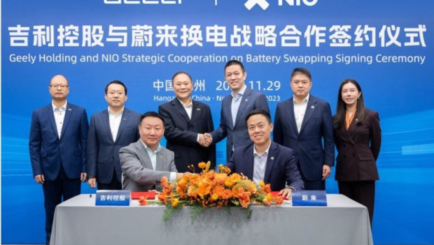 ep jack liu director ejecutivo de yiyi power de geely holding y fei shen vicepresidente senior de