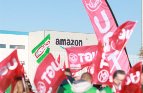 ep la plantilla de amazon en dos hermanas sevilla se concentra a las puertas del centro logistico de