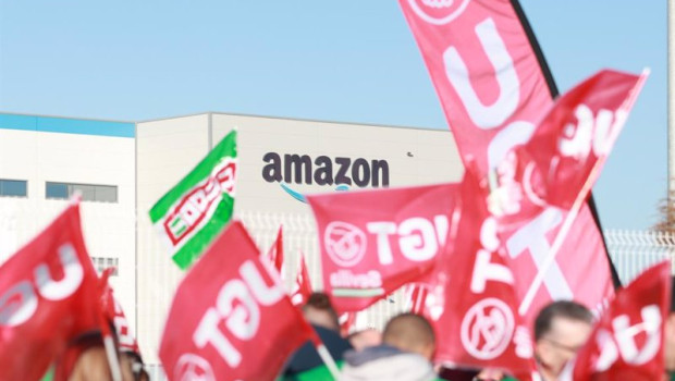 ep la plantilla de amazon en dos hermanas sevilla se concentra a las puertas del centro logistico de