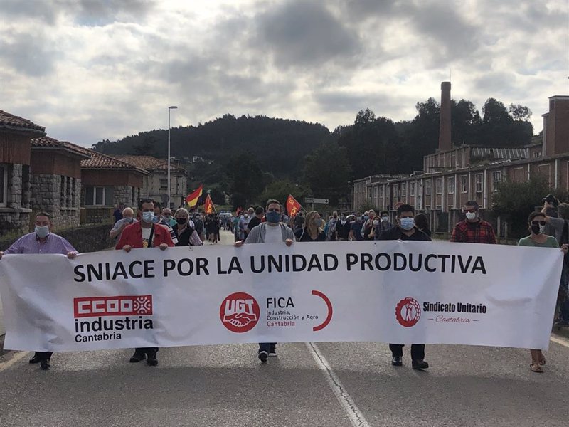 Los trabajadores de Sniace vuelven a manifestarse este viernes en Torrelavega