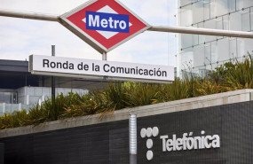 ep metro al lado del edificio de la sede de telefonica a 27 de abril de 2021 en madrid espana