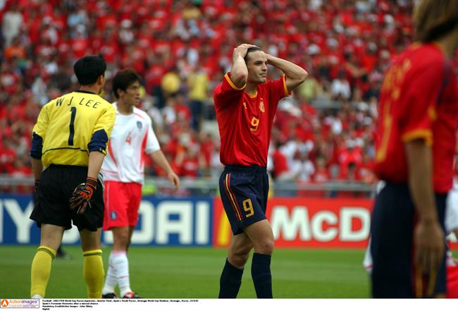 Morientes se lamenta en el España-Corea del Sur de cuartos de final de 2002 | ACTION IMAGES / AI PROJECT ep morienteslamentaespana-coreasurcuartosfinal2002