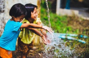 ep ninos jugando agua fuente