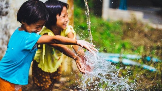 ep ninos jugando agua fuente