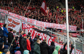 ep pancartas en contra de dietmar hopp en el estadio del tsg hoffenheim