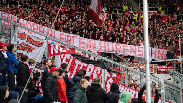 ep pancartas en contra de dietmar hopp en el estadio del tsg hoffenheim