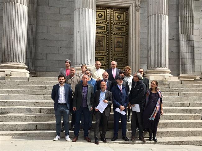 Partidos a favor de bajar el IVA al cine a la entrada del congreso | PDECAT/TWITTER ep partidosfavorbajarivacinela entradacongreso