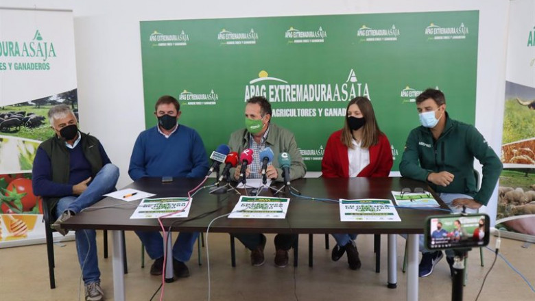 Representantes de organizaciones agrarias presentan una manifestación | APAG EXTREMADURA ASAJA ep representantes de organizaciones agrarias presentan una manifestacion