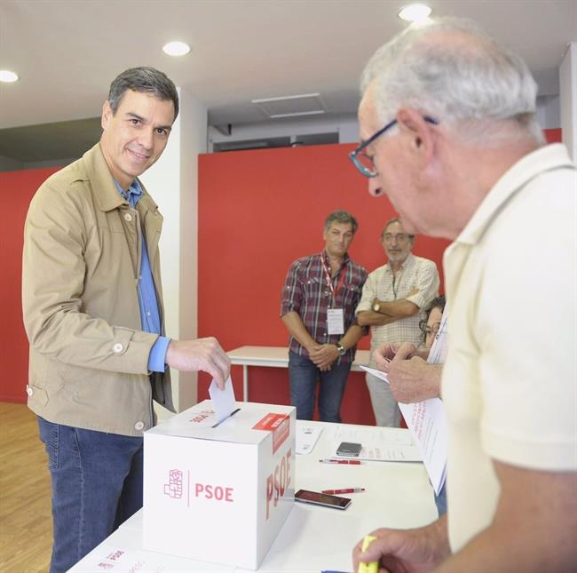 Sánchez votando al secretario genearl del PSOE-M | TWITTER PEDRO SÁNCHEZ ep sanchez votandosecretario genearlpsoe-m