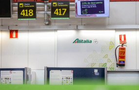 ep stand de alitalia en el aeropuerto adolfo suarez-madrid barajas tras anunciar este martes el
