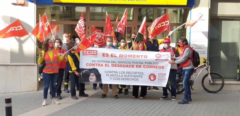 ep trabajadores de correos concentrados ante una oficina de correos en inca