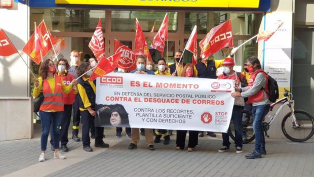 ep trabajadores de correos concentrados ante una oficina de correos en inca