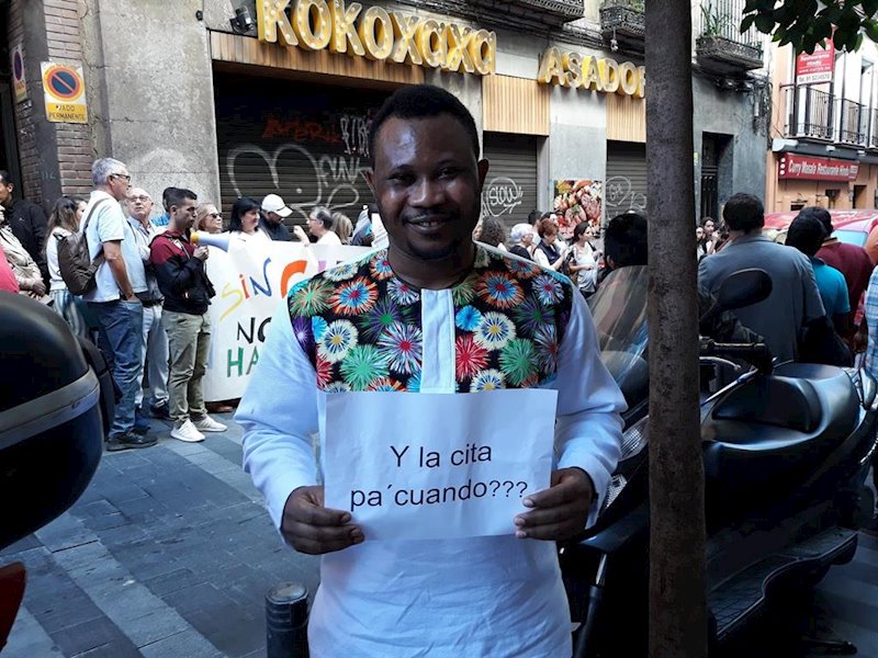 ep un joven de ghana charly reclama su cita para pedir arraigo ante la oficina de extranjeria ep un joven de ghana charly reclama su cita para pedir arraigo ante la oficina de extranjeria