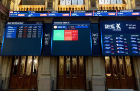 ep un panel informativo en el palacio de la bolsa de madrid a 17 de octubre de 2025 en madrid espana ep un panel informativo en el palacio de la bolsa de madrid a 17 de octubre de 2025 en madrid espana