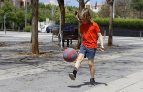 ep una nina juega con un balon en una calle de palma