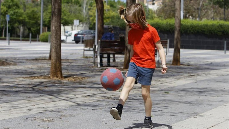 Una niña juega con un balón en una calle de Palma. | Isaac Buj - Europa Press ep una nina juega con un balon en una calle de palma