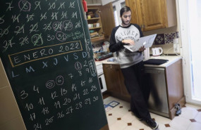 ep una persona teletrabaja en la cocina de su domicilio en una imagen de archivo