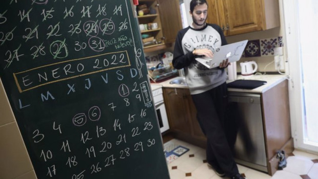 ep una persona teletrabaja en la cocina de su domicilio en una imagen de archivo