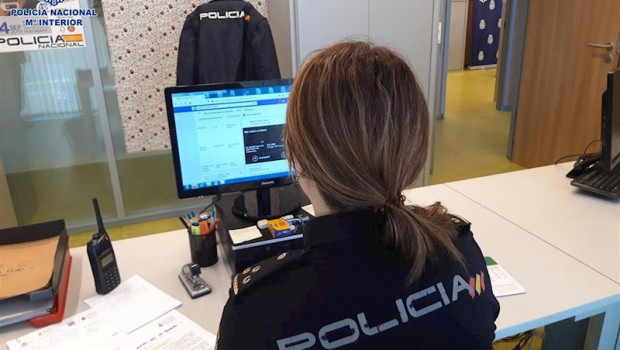 ep una policia frente a un ordenador