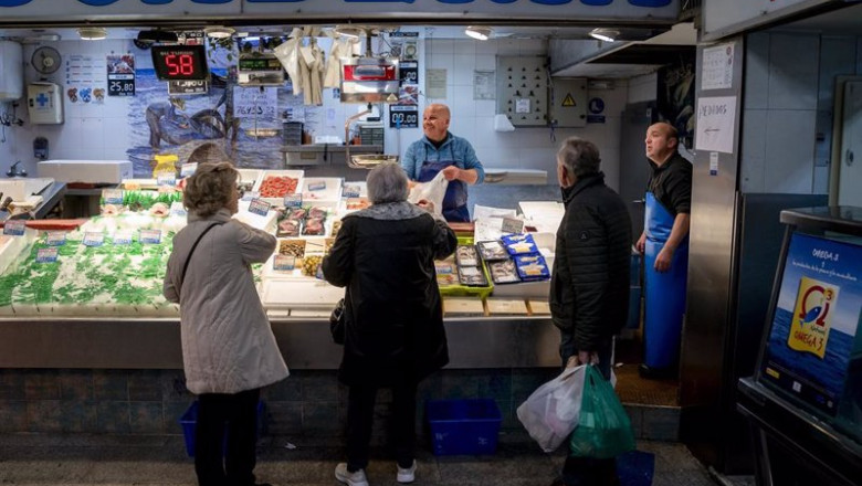 ep varias personas hacen compras de ultima hora en un mercado el pasado 31 de diciembre ep varias personas hacen compras de ultima hora en un mercado el pasado 31 de diciembre