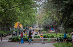 ep varios ninos pasean con sus padres durante el segundo dia de desconfinamiento de ninos y
