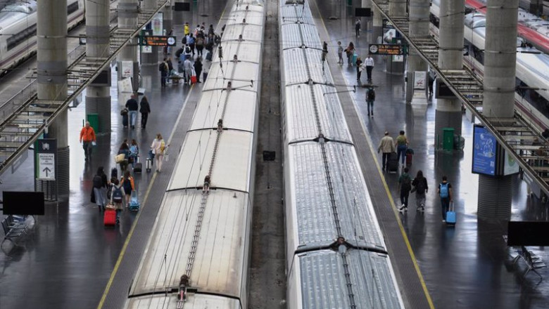 ep varios viajeros en la estacion de atocha ep varios viajeros en la estacion de atocha
