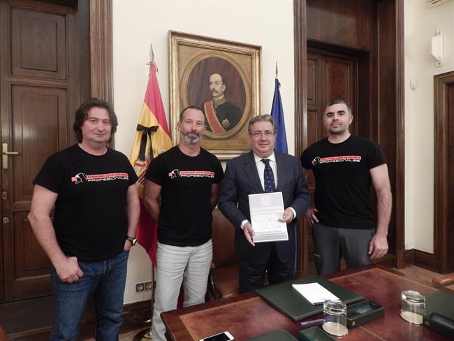 Zoido recibe a la Coordinadora Unitaria de Bomberos Profesionales | MINISTERIO DEL INTERIOR ep zoido recibela coordinadora unitariabomberos profesionales
