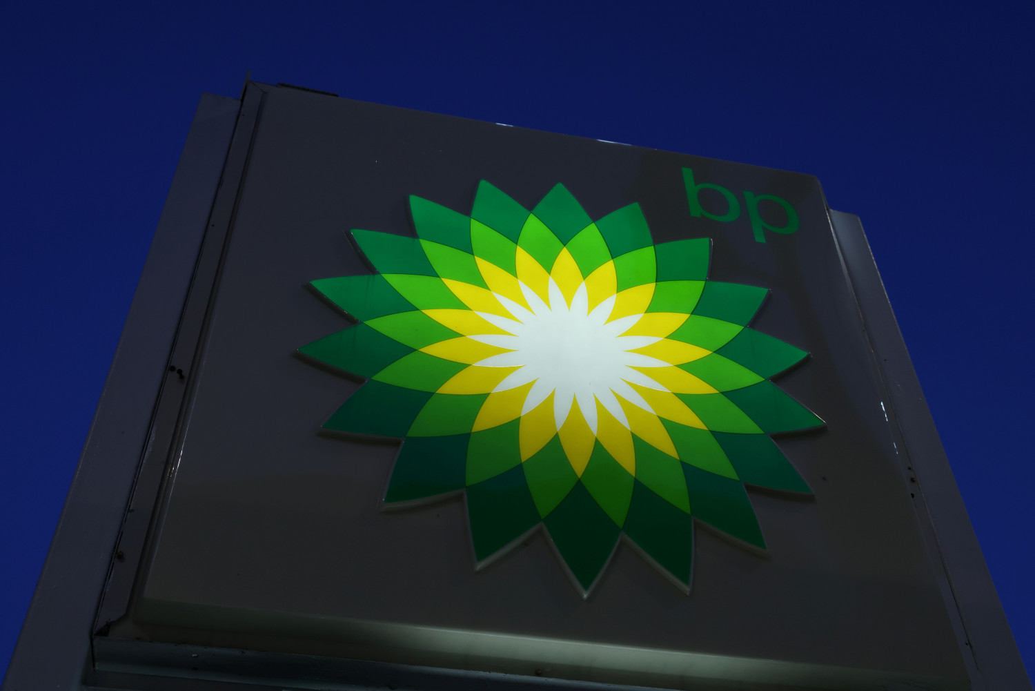 BP gana un 50% menos en 2023 pero sube al elevar la recompra de acciones y el dividendo